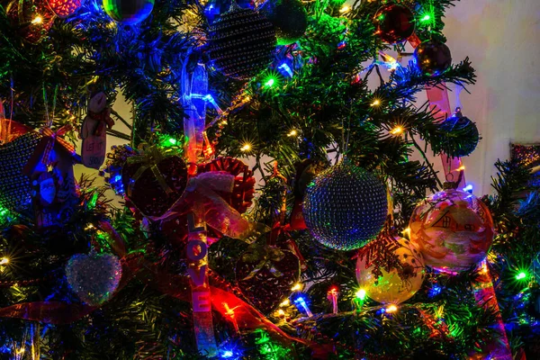 Closeup Shot Illuminated Christmas Tree Hanging Ornaments — Stock Photo, Image