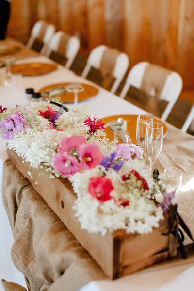 Closeup Shot Beautiful Wedding Florals Wooden Box Table Glasses Sunny — Stock Photo, Image