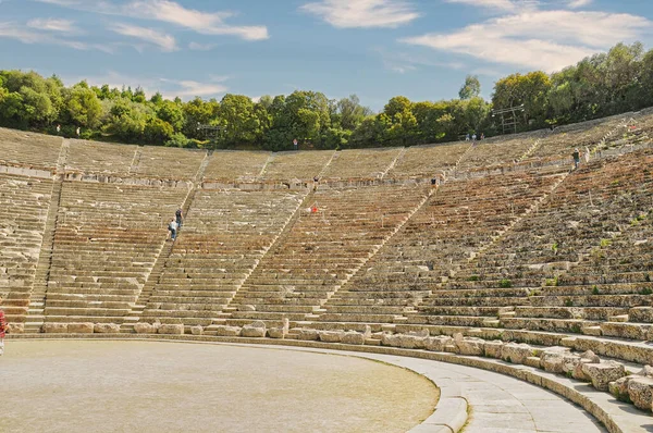 Epidaurus, Yunanistan. 3 Mart 2010: Epidaurus veya Epidavros antik tiyatrosu, Argolida ili, Moreloponnese, Yunanistan.  