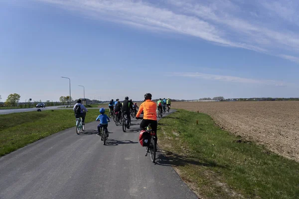 Moj Sportowy Azyl tarafından Polonya 'da güneşli bir günde düzenlenen bisiklet gezisi için toplanan bir grup insan.