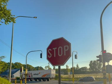 Arka planda mavi gökyüzü olan dur işareti