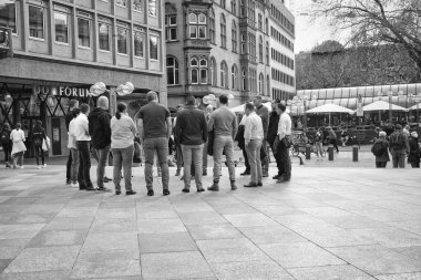 Köln Katedrali ve Köln Merkez İstasyonu yakınlarındaki siyah beyaz sokak fotoğrafı.