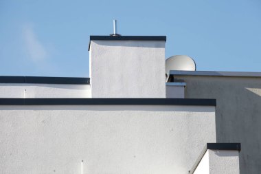 Beyaz bir binanın çatısının güzel bir görüntüsü.