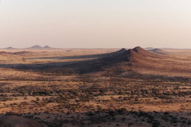 Namibya 'daki Spitzkoppe Tepesi' nin açık gökyüzünün altında güzel bir manzarası