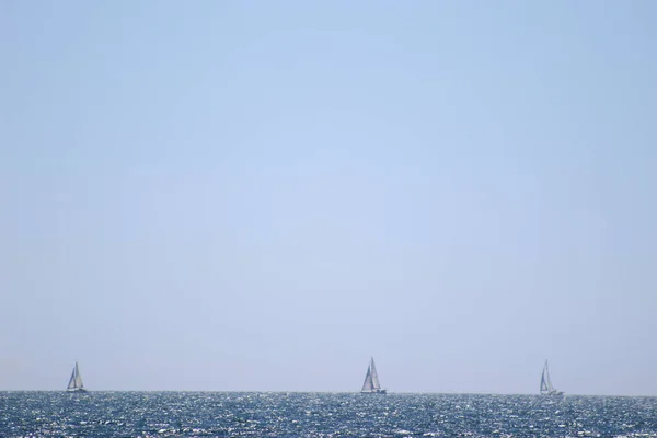 Вид Парусников Плавающих Море Голубым Ярким Небом — стоковое фото