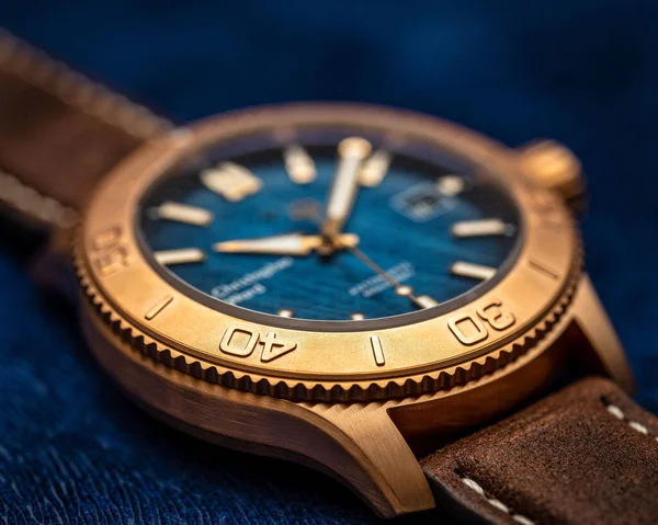 Closeup Shot Christopher Ward C60 Trident Bronze Watch Blue Background — Foto de Stock