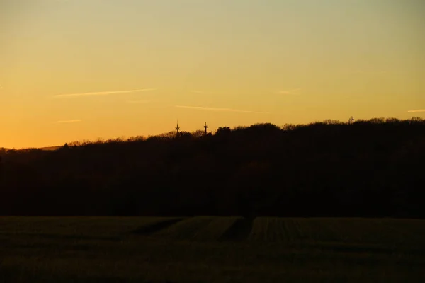 Een Prachtig Uitzicht Een Landschap Met Heuvels Bomen Een Zonsondergang — Stockfoto