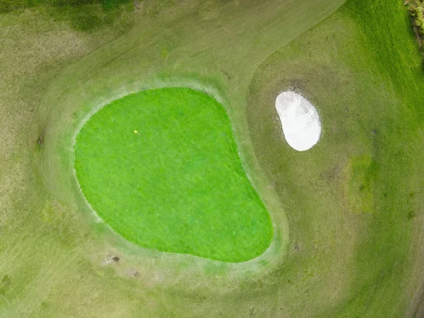 晴れた日にゴルフ場で芝生のドローンビュー — ストック写真