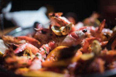 Taze Paella tabağı masada.