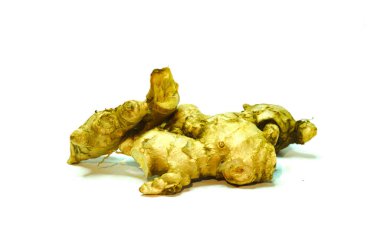 Beyaz arkaplanda zencefil kökü izole edildi