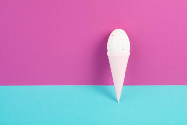 Yumurtalı dondurma külahı, pembe ve mavi arka plan, kopya alanı, Paskalya bayramı, yaz mevsimi, minimalizm ve yaratıcı konsept, tebrik kartı