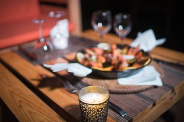 Taze Paella tabağı masada.