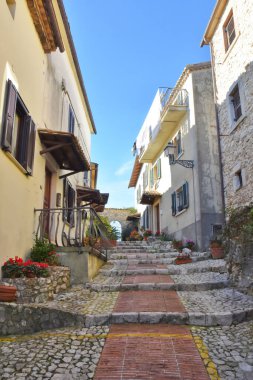 Veroli, Lazio, İtalya 'da dar bir sokağın dikey çekimi