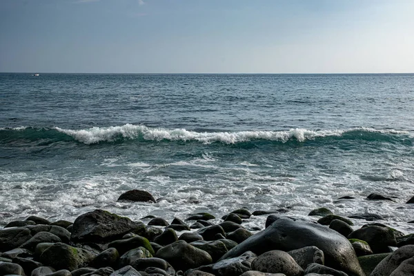 Прекрасный Вид Океанские Волны Плескающиеся Скалах Мадейры — стоковое фото