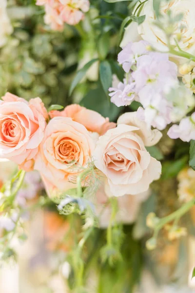 美しい光桃のバラの花束の垂直ショット — ストック写真