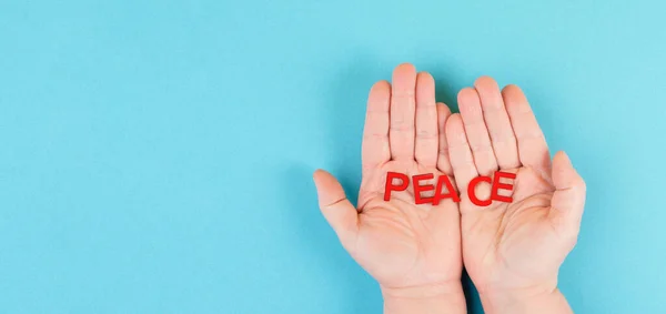 Barış Sözcüğünü Ellerinde Tutmak Savaşı Durdurmak Ukrayna Desteklemek Birlikte Barış — Stok fotoğraf
