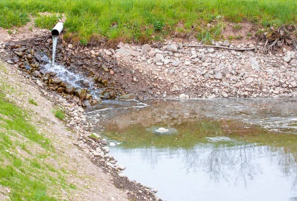 通过管道排放受污染的水 有毒水 流动水和废水 — 图库照片