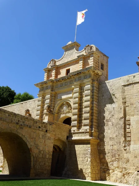 Vertical Shot Ancient Castle Waving Flag Its Top Mdina Malta — Stockfoto