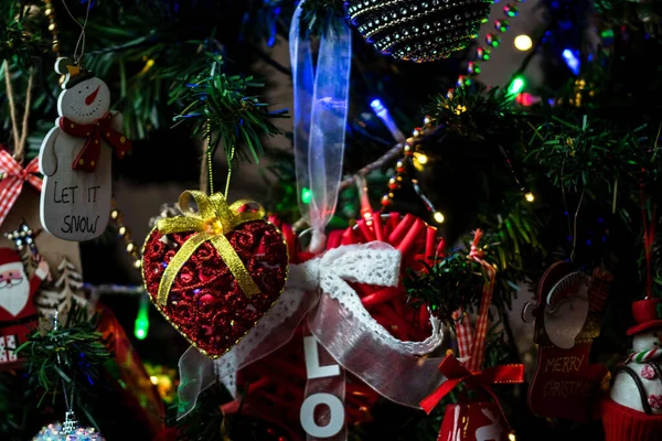 Eine Nahaufnahme Von Farbenfrohen Und Funkelnden Ornamenten Auf Einem Weihnachtsbaum — Stockfoto