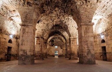Hırvatistan 'ın Split kentindeki Diocletian Sarayı' nın mahzeninde antik Roma zeytinyağı presi