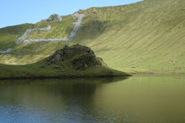 Azores, Portekiz 'deki Corvo Adası' ndaki güzel Caldeirao Gölünün manzarası.