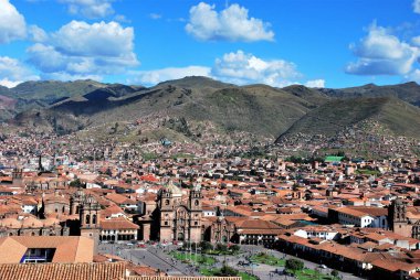 Şehrin ana meydanı yakınlarındaki Cusco, Peru 'da tipik mimari.