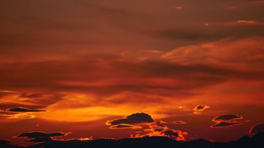 Korfu 'nun turuncu gün batımının güzel manzarası.