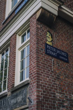 Sabahın erken saatlerinde Hollanda 'da Amsterdam' da eski bir tuğla binanın dikey çekimi.