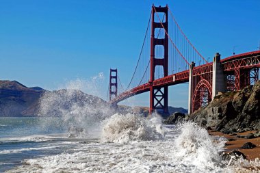 San Francisco, Kaliforniya sahilinden Golden Gate Köprüsü 'nün nefes kesici manzarası.