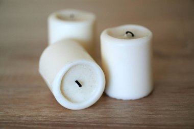 Tahta bir arka planda üflenmiş mumların seçici odak noktası.