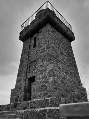 Lubeck 'teki Pariner Berg' de Bismarck Sütunu 'nun gri ölçekli düşük açılı çekimi.