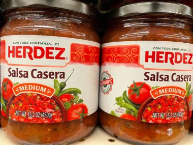 Grovetown, Ga USA - 05 03 22: Perakende satış mağazası sosu Herdez Salsa