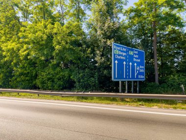 Belçika 'nın kırsal kesiminde araba penceresi manzarası