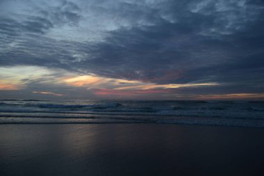 Manzaralı günbatımında büyüleyici bir deniz manzarası.