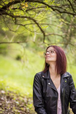 Macaristan 'ın Zalaegerszeg kentindeki parkta poz veren bir kızın yakın çekimi.