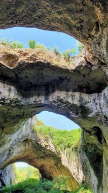 Kuzey Bulgaristan 'daki Kruşuna Şelalesi' nin Kruşuna köyü yakınlarındaki dikey çekimi