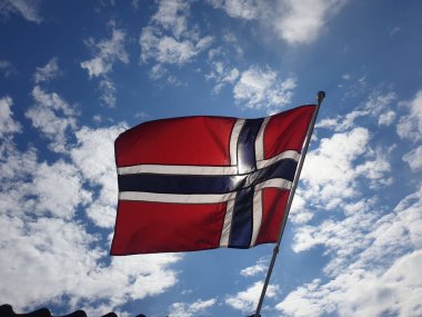 Mavi gökyüzü arkaplanlı Norveç Bayrağına yakın çekim