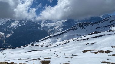 İsviçre 'de kar kaplı güzel dağların büyüleyici manzarası