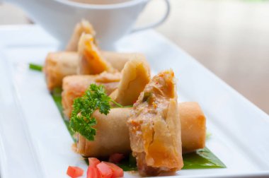 Biber soslu Çin usulü Çin böreğinin yakın çekimi.