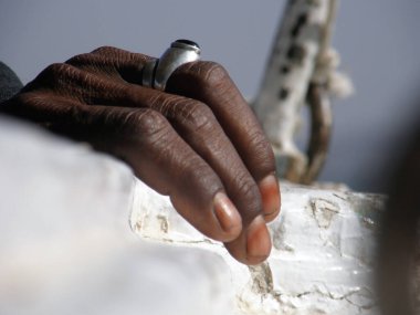 Eski teknede yüzüklü bir erkeğin seçici odak noktası.