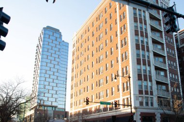 Londra 'da modern yüksek binalar ve trafik ışıkları