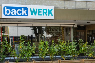 Neuwied, Almanya - 12 Haziran 2022: Yerel Backwerk mağazasının cephesi. Backwerk, Alman self-servis fırınları zinciri.