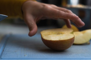 Elmayı doğrama tahtasına yakın çekim.