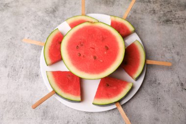 Karpuz buzlu şeker şeklinde kesilmiş.