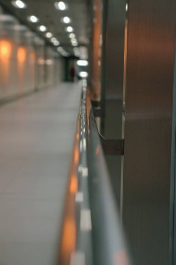 Çelik parmaklıkların dikey yakın çekimi.