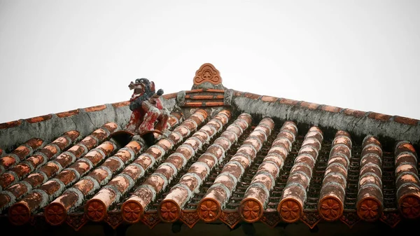 Closeup Shot Okinawa Shisha Sittings Traditional Okinawan Red Ceramic Tile — Fotografia de Stock