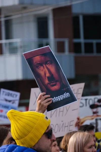 Een Menigte Protesteert Tegen Russische Invasie Van Oekraïne 2022 Cumhuriyet — Stockfoto