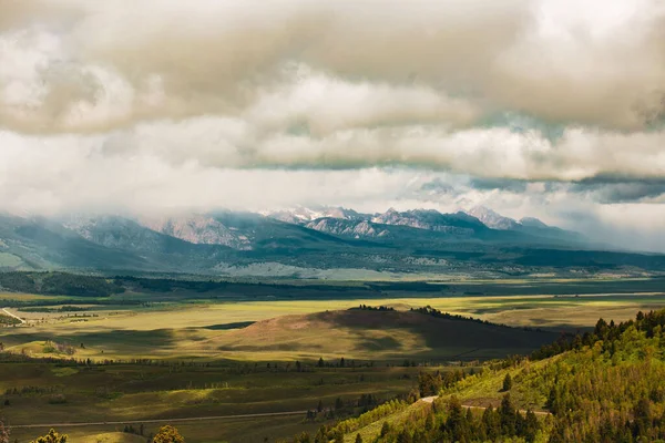 Piękny Letni Krajobraz Zieloną Doliną Pływające Chmury Nad Górami — Zdjęcie stockowe