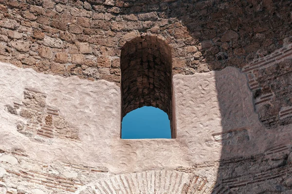 Een Prachtig Shot Van Een Venster Een Cirkelvormig Gebouw Een — Stockfoto