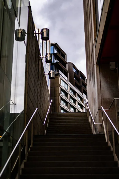Вертикальный Снимок Лестницы Ведущей Мальмскиллнадсгатан Стокгольм Швеция — стоковое фото
